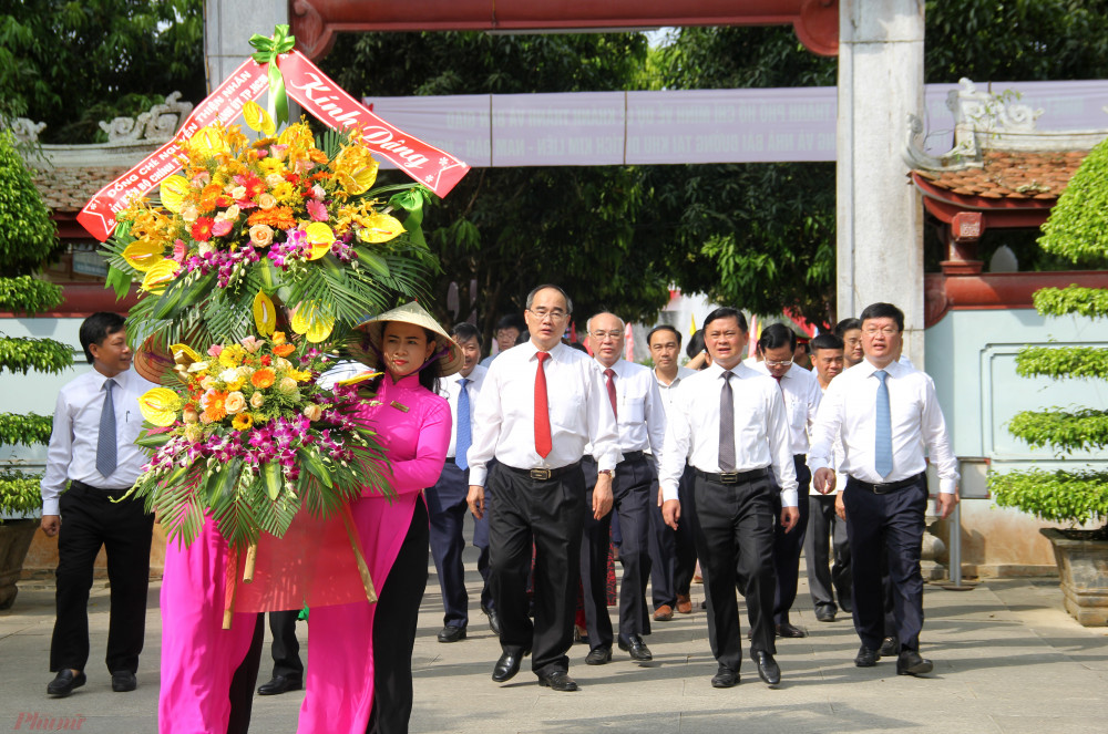 Đoàn công tác dâng hoa, dâng hương tưởng niệm Chủ tịch Hồ Chí Minh tại Khu Di tích lịch sử Quốc gia đặc biệt Kim Liên