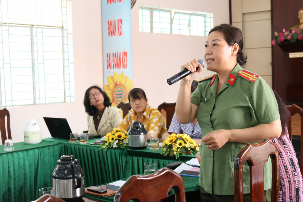 Trung tá Võ Thị Vân Anh - cán bộ Đội xây dựng phong trào toàn dân bảo vệ an ninh Tổ quốc, Công an quận Thủ Đức - chỉ ra một số vấn đề về sức khỏe tinh thần, thể chất nếu trẻ nghiện smartphone. 