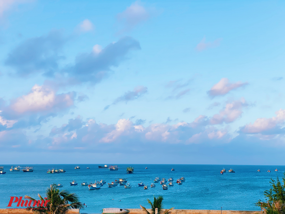 Khung cảnh biển buổi sớm nhìn từ ban công khách sạn Hoàng Phú
