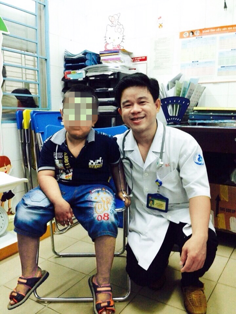 Bác sĩ Dư Tuấn Quy cùng bệnh nhi HIV, do được điều trị tốt nên sức khỏe bệnh nhi khá ổn