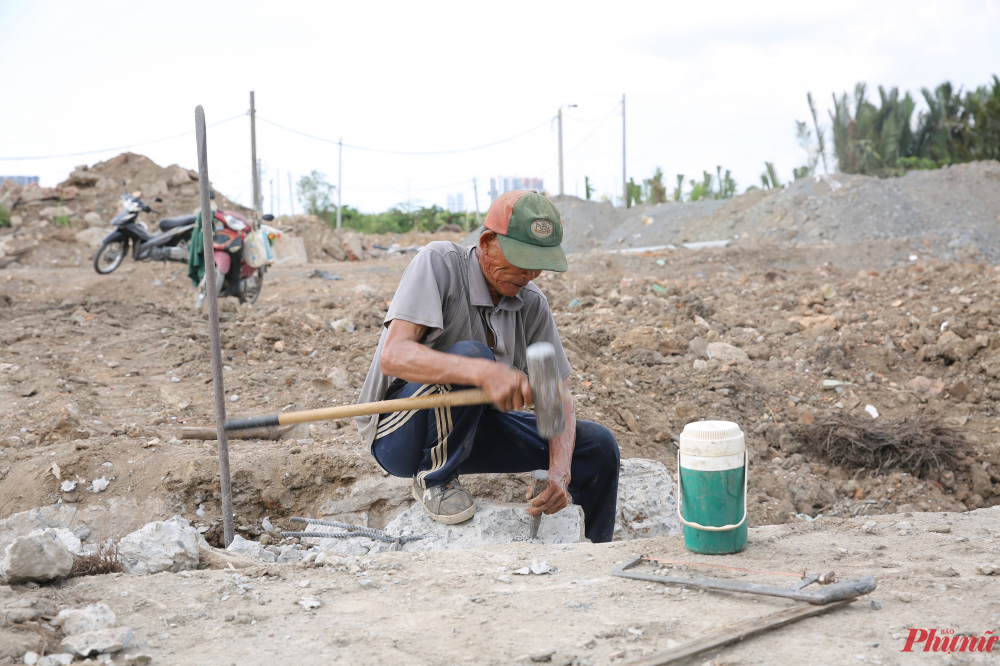 Những mảng bê tông quá cứng khó đập thì dùng mũi sắt nhọn để đóng vào mới có thể tach rời chúng ra để lấy thanh sắt được.