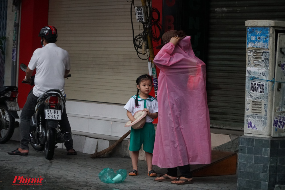 Một bé gái được bà đưa đến trường muộn hơn so với ngày thường