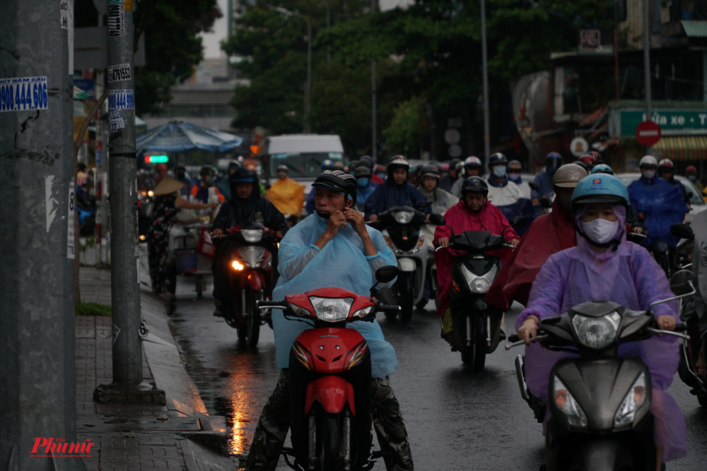 Tờ mờ sáng, TPHCM đã xuất hiện mưa nặng hạt