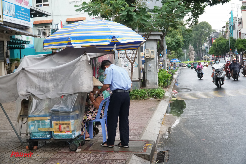 Sạp bán hàng ven đường được che chắn kỹ càng