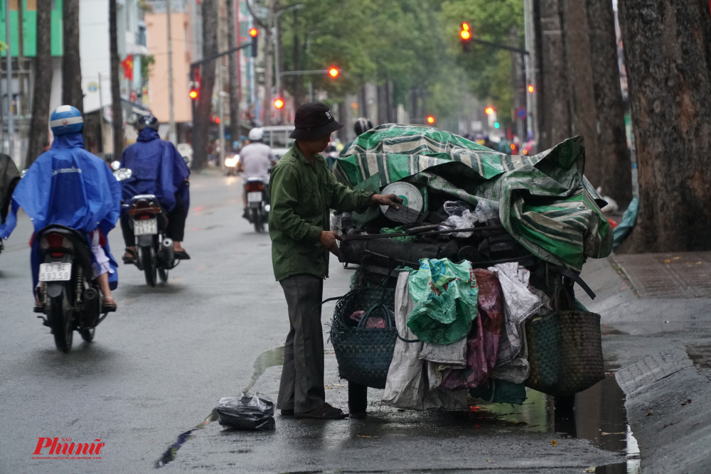 Một người bán than, dầm mưa cần than cho khách