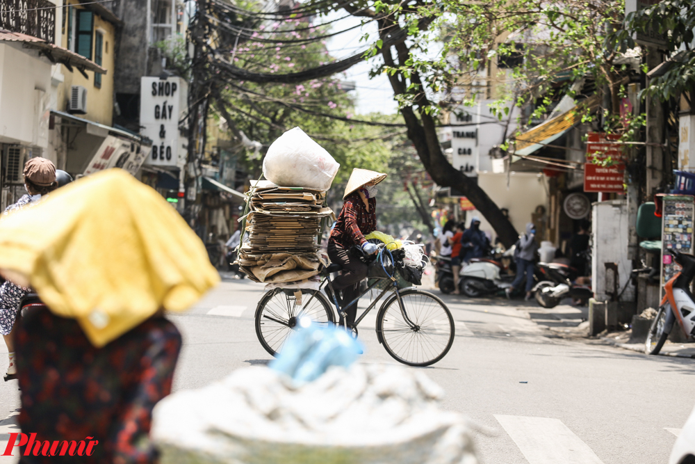 Trưa ngày 25/5, ghi nhận tại phố cổ Hà Nội, nhiều người dân lao động vẫn làm việc trong cái nắng đầu hè.