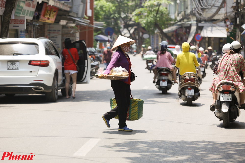 Nhiệt độ cao khiến cuộc sống sinh hoạt của người dân Hà Nội bị ảnh hưởng. Phần lớn người dân hạn chế ra đường vào lúc giữa trưa, khi nhiệt độ ở mức cao nhất. Tuy nhiên phần lớn người lao động phải mưu sinh ngoài đường khó có thể tránh được sự khắc nghiệt này.