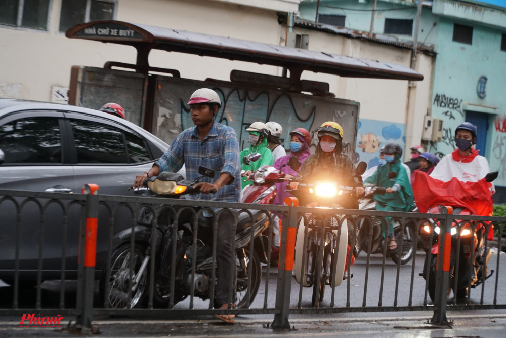 Trời âm u, nhiều người đã bật đèn chiếu sáng để tranh va chạm khi tầm nhìn hạn chế