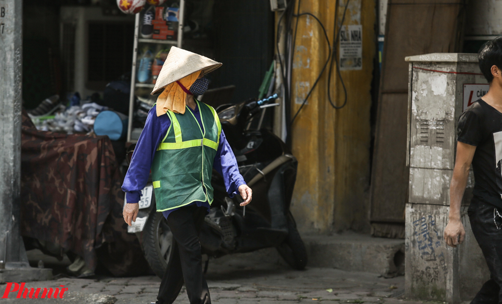 Trong đó cũng có những công việc quan trọng như công nhân vệ sinh môi trường, những người không thể thiếu. Họ cũng thường xuyên phải làm việc trong thời tiết khắc nghiệt để đảm bảo vệ sinh hè phố.