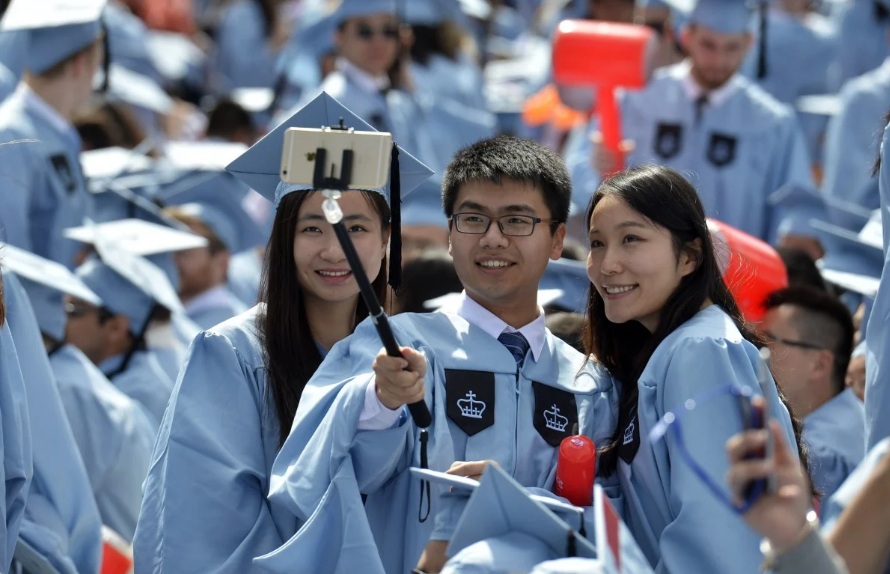 Du học sinh Trung Quốc dự lễ tốt nghiệp tại Đại học Columbia, New York, Mỹ. Ảnh: Tân Hoa Xã