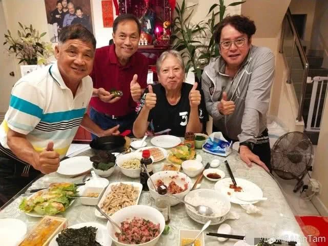 Hồng Kim Bảo tụ họp bạn bè để ăn uống