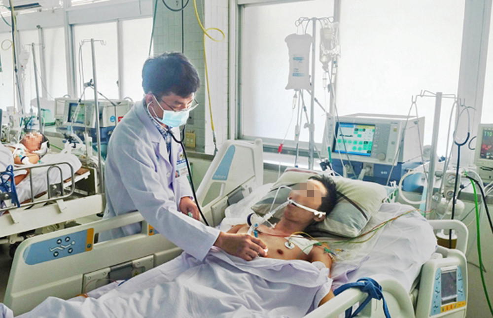 Bác sĩ Nguyễn Thanh Thái khi mắc suy tim phải chạy ECMO điều trị - ảnh: Hiếu Nguyễn