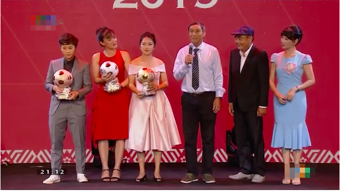 Tuyết Dung (vest xám), Chương Thị Kiều (váy đỏ) và Huỳnh Như (váy hồng) được vinh danh 3 giải thưởng cao nhất ở hạng mục dành cho cầu thủ nữ