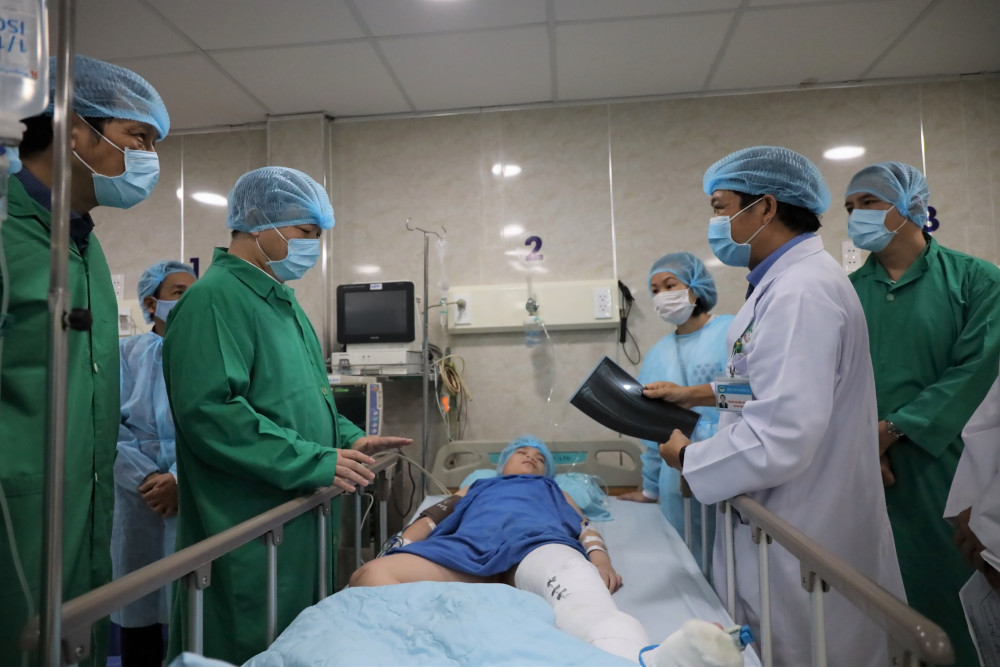 Lãnh đạo Thành phố, lãnh đạo Sở GD&ĐT nghe Giám đốc Bệnh viện Sài Gòn - ITO báo cáo về các trường hợp đang điều trị tại đây - Ảnh: Trung tâm báo chí