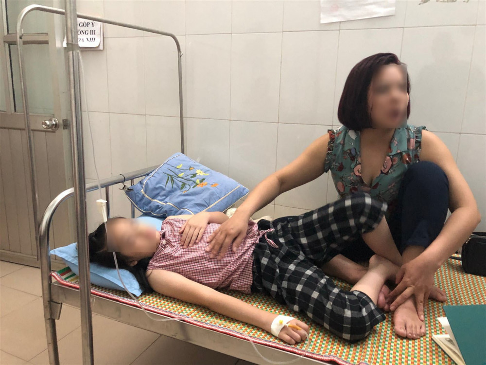 Một học sinh bị ngộ độc đang điều trị tại Trung tâm Y tế Cao Bằng (Ảnh: Báo Cao Bằng).