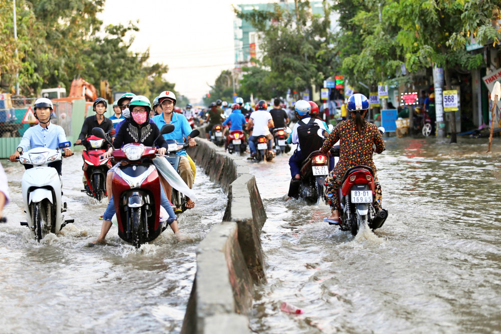 Chỉ sau một cơn mưa lớn, không ít tuyến đường ở thành phố biến thành những dòng sông đen - ảnh: Minh Thanh