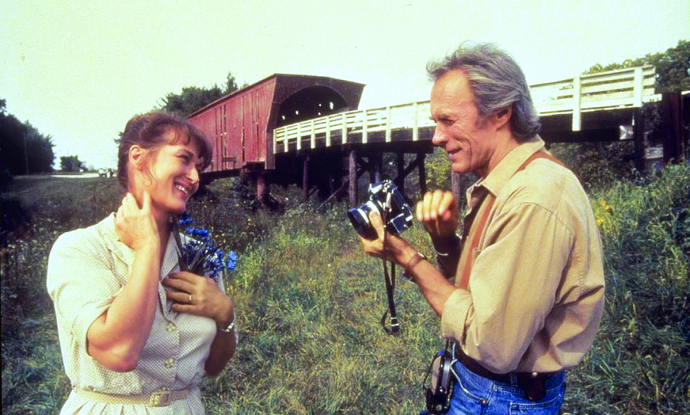 Francesca Johnson (Meryl Streep thủ vai), đã có những thay đổi, đấu tranh trong tâm lý trước và sau khi gặp Robert Kincaid (Clint Eastwood)