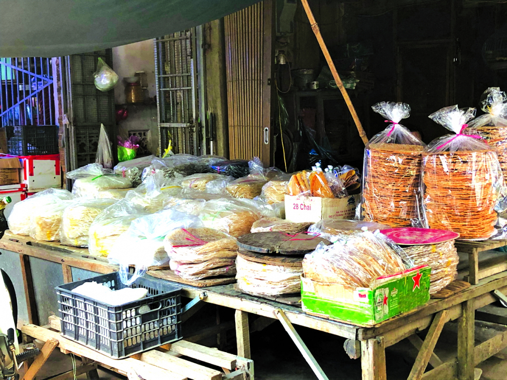 Vào chợ nào ở Bình Định cũng dễ dàng gặp những hàng bánh tráng như thế này
