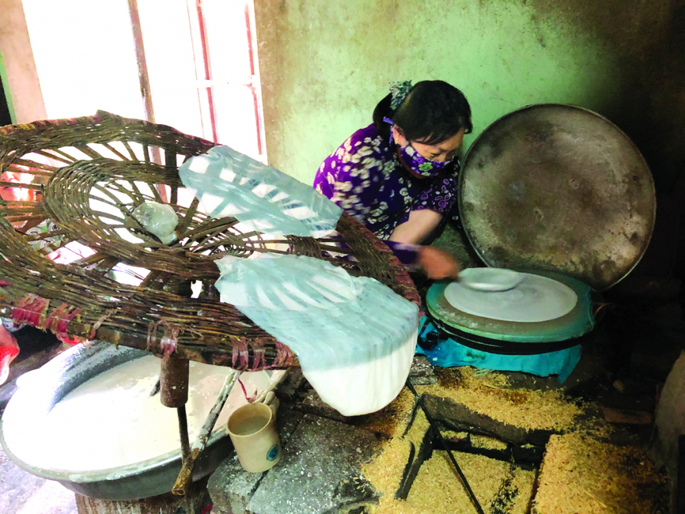 Lò làm bánh tráng của một gia đình ở Bình Định