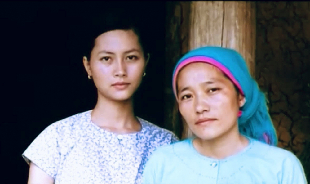 Nhân vật Pao trong phim Chuyện của Pao (đạo diễn Ngô Quang Hải) do Đỗ Hải Yến (trái) thủ vai và Giàng Thị Thương (phải) - nguyên mẫu của nhân vật May trong tác phẩm Tiếng đàn môi sau bờ rào đá của nhà văn Đỗ Bích Thúy - Ảnh: NVCC