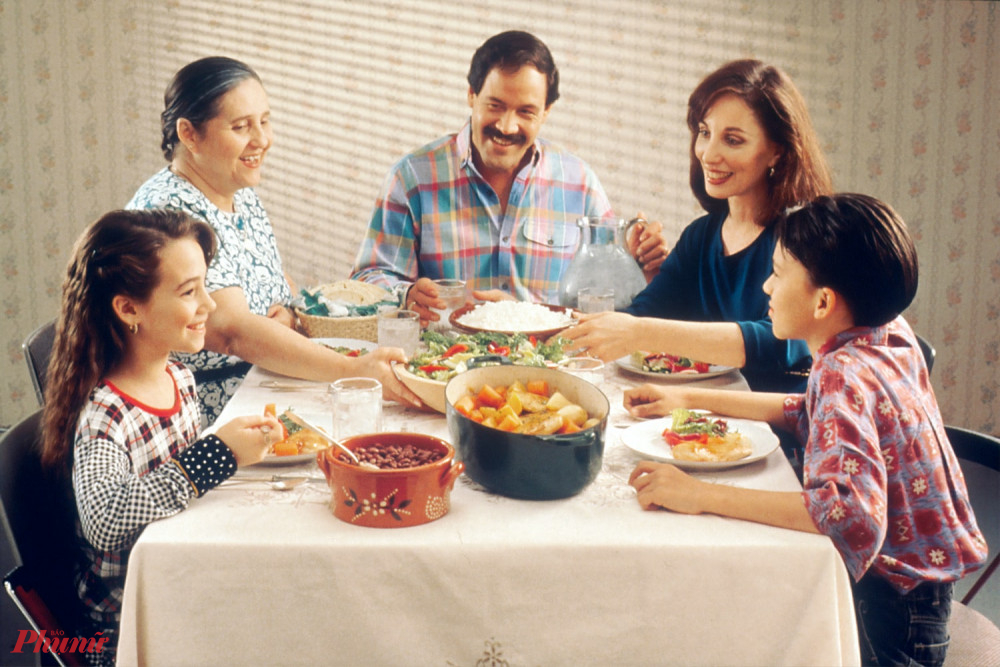 Gia đình chỉ đơn giản là một bữa cơm cùng nhau. Ảnh minh họa