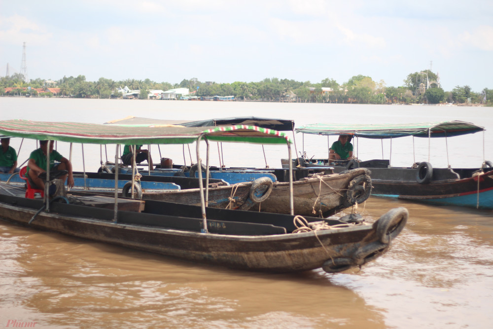 Hóa thân thành nông dân với các trò chơi dân dã như be bờ bắt cá, đuổi vịt...Nhưng có lẽ ấn tượng nhất là số loại phương tiện bạn có thể trải nghiệm tại cồn.