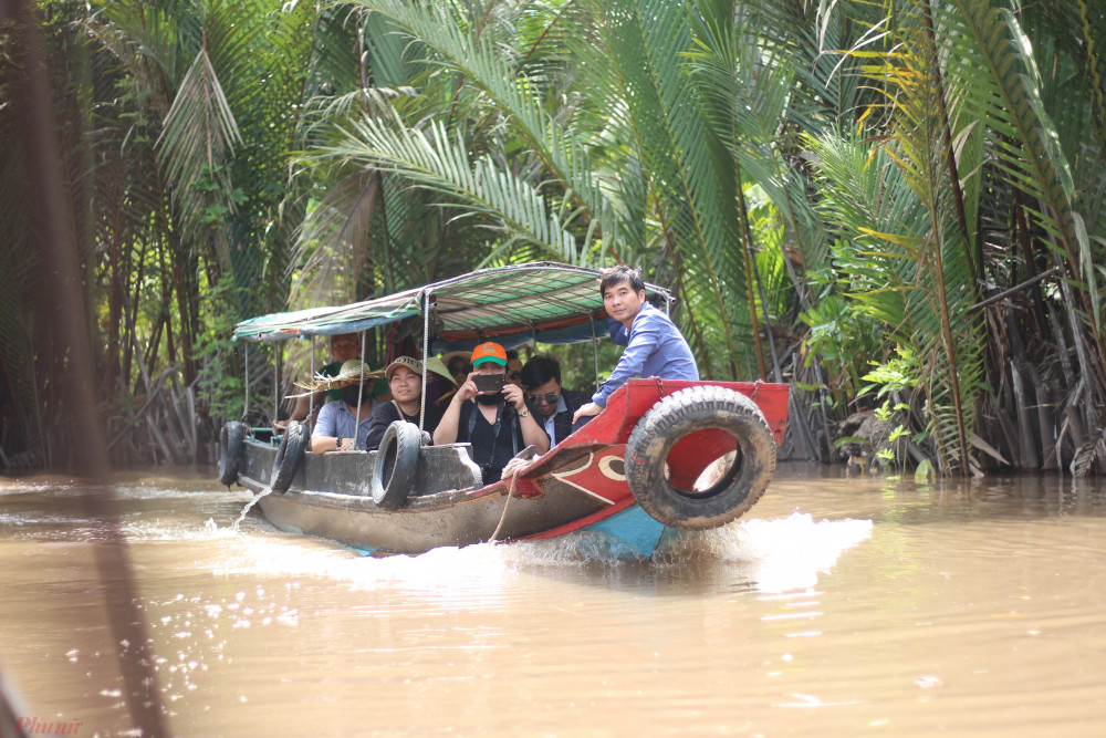  Những rặng dừa nước soi bóng trên rạch, những chiếc cầu nho nhỏ bắt ngang thình thoảng có vài người thả vội xe đạp mang đến cảm giác yên bình lạ.