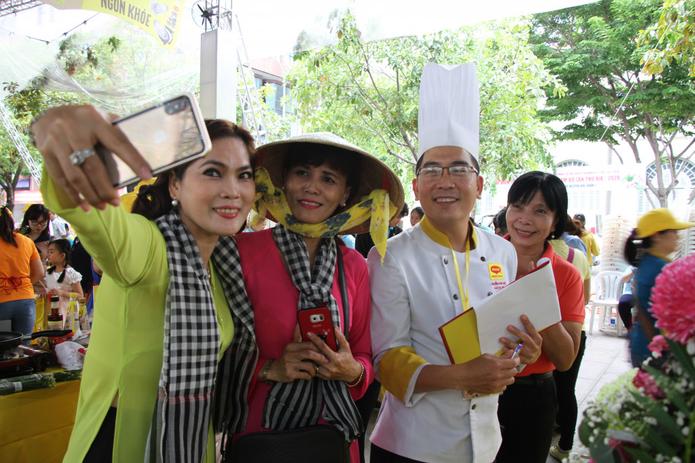 Thí sinh dù bận rộn với chế biến bày biện món ăn, cũng không quên chụp hình với Ban giám khảo là bếp trưởng Ngô Thanh Long - bếp trưởng du thuyền Sensatinon/