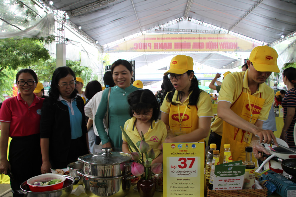 Bà Nguyễn Trần Phượng Trân - Chủ tịch Hội LHPN TP.HCM thăm một gian bếp dự thi.