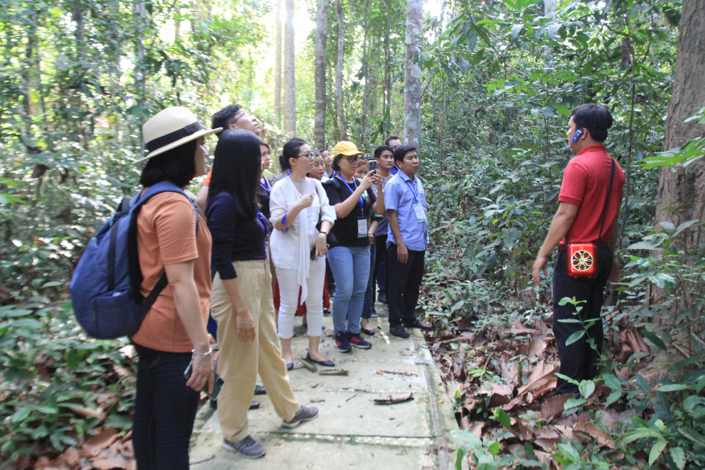 Du khách trải nghiệm tour qua nhiều địa danh tại Đông Nam bộ