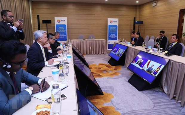 Các Đại sứ, đại diện Đại sứ quán các nước ASEAN tại Việt Nam theo dõi Phiên toàn thể Hội nghị Cấp cao ASEAN lần thứ 36 theo hình thức trực tuyến. (Ảnh: TTXVN)