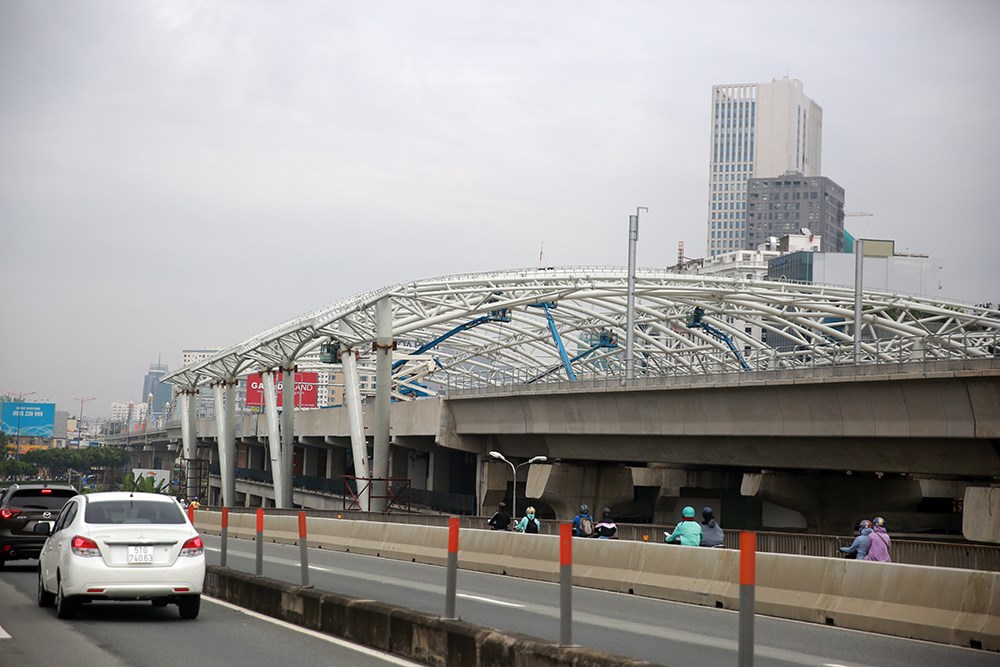 Dự án metro số 1 có tổng chiều dài 19,7km, trong đó có 2,6km đi ngầm và 17,1km trên cao. Dự án được khởi công xây dựng từ tháng 8/2012. 