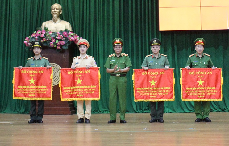 Thượng tướng Lê Quý Vương trao Cờ thi đua của Bộ Công an cho các đơn vị  đạt thành tích xuất sắc trong phong trào thi đua vì An ninh Tổ quốc - ảnh: Công an TPHCM.