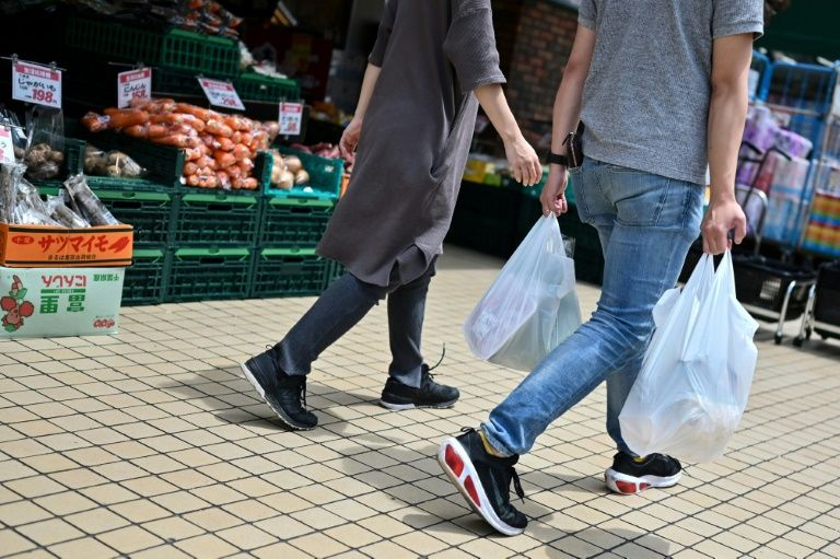 Các cửa hàng, bao gồm các cửa hàng tiện lợi phổ biến ở Nhật Bản, có thể quyết định mức phí cho khách hàng dùng túi nilon - Ảnh: AFP