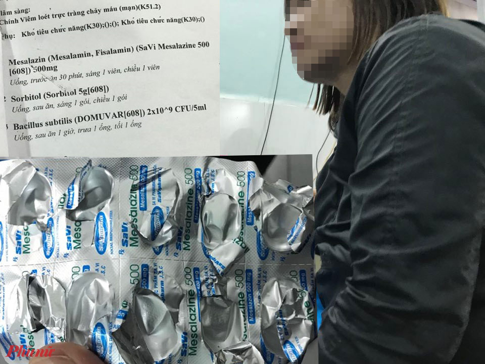 Chị Nguyễn Thị Bảo T. cho biết, nhiều tháng nay bác sĩ kê đơn nhưng chị vẫn tự bỏ tiền túi ra mua thuốc SaVi Mesalazine 500mg
