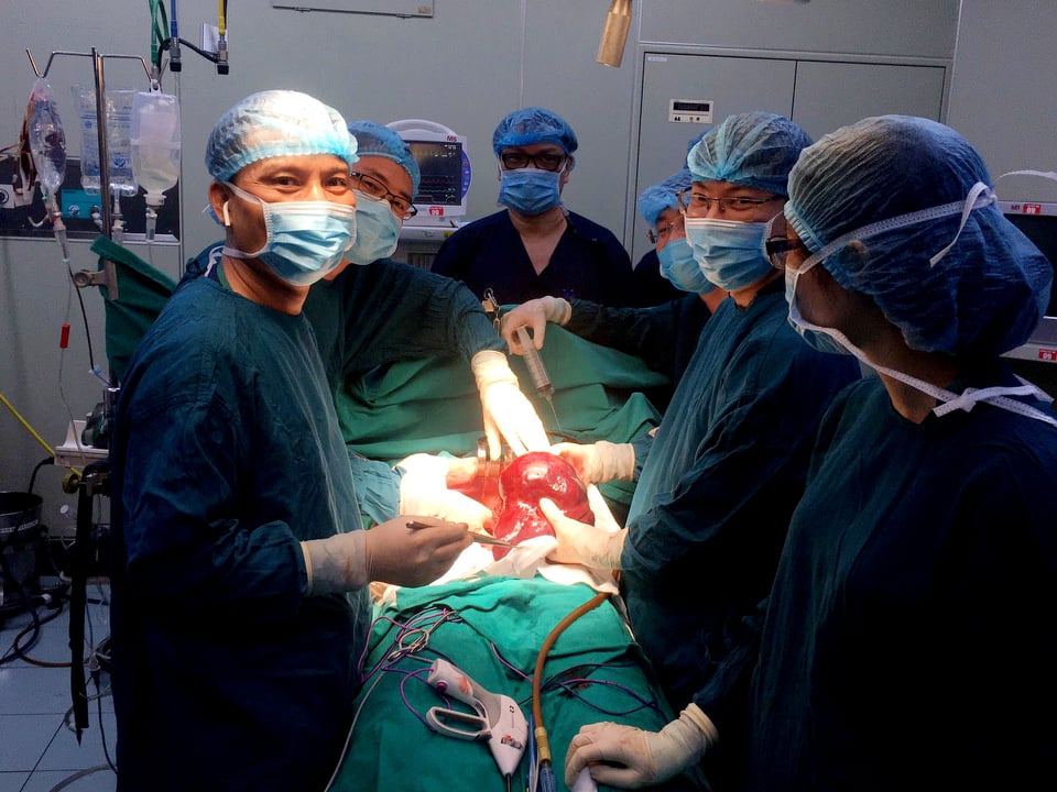 Các bác sĩ tiến hành phẫu thuật cho bệnh nhân để cứu cả mẹ và thai nhi ở tuần 37