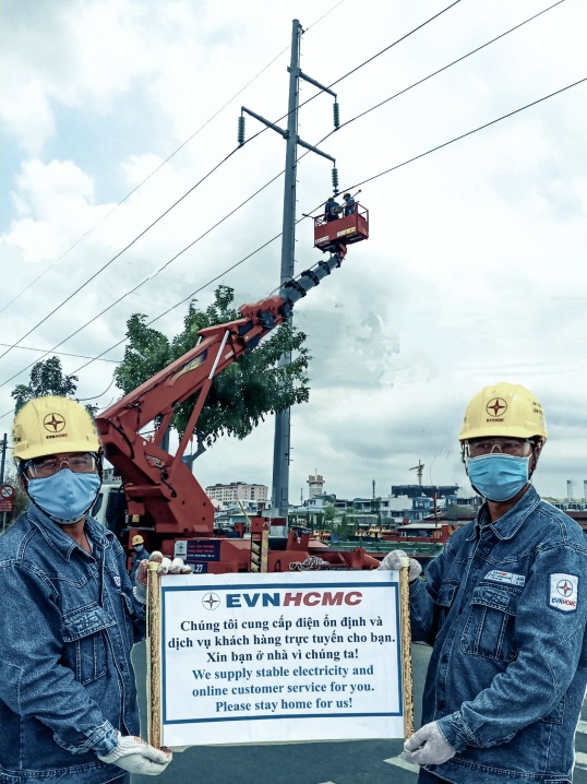 Công nhân ngành điện TP.HCM đảm bảo điện trong những ngày cách ly phòng, chống dịch