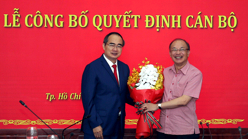 Bí thư Thành ủy TPHCM tặng hoa cho Trung tướng Lê Đông Phong