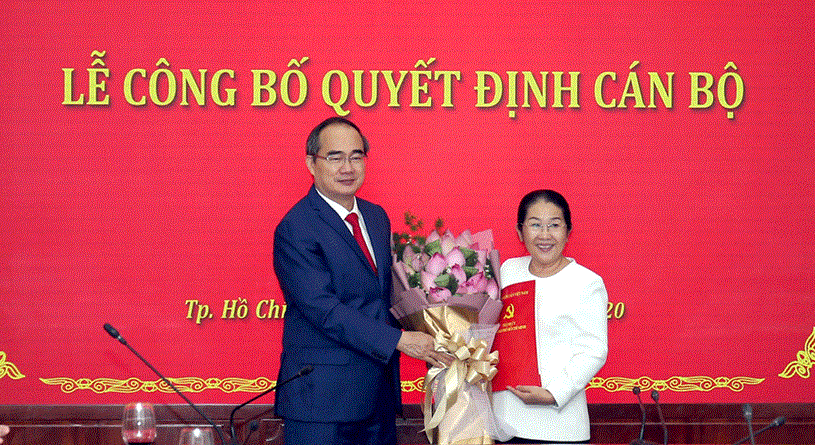 Bí thư Thành ủy TPHCM tặng hoa trao quyết định cho bà Võ Thị Dung