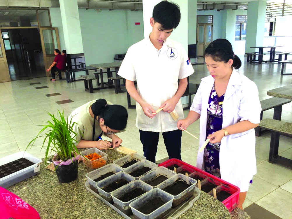 tiến sĩ Phạm Thị Thu Hà không ngại cầm tay chỉ việc cho sinh viên với mong muốn truyền cảm hứng và niềm đam mê khoa học cho các em