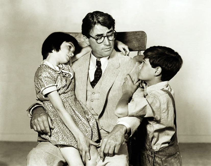 Atticus và hai con trong tác phẩm điện ảnh cùng tên, phát hành năm 1962