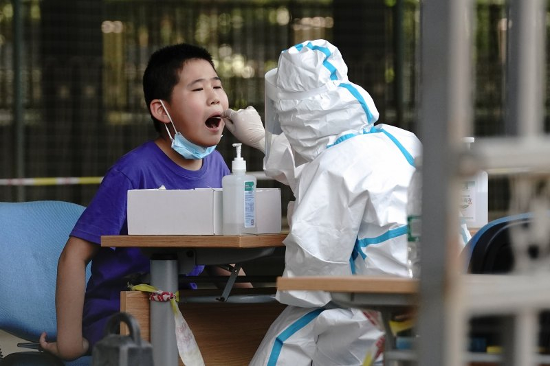 Nhân viên y tế lấy mẫu xét nghiệm virus SARS-CoV-2 tại một điểm xét nghiệm tạm thời ở Bắc Kinh hôm 30/6 - Ảnh: Getty Images