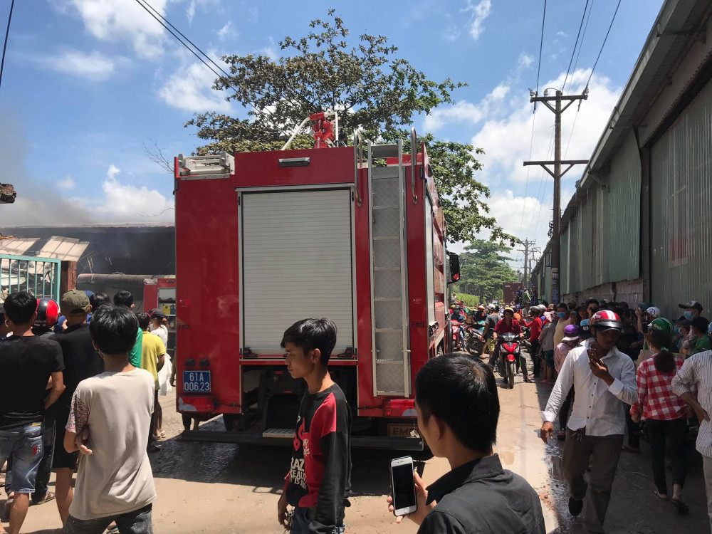 Hàng trăm người dân hiếu kì đứng theo dõi khiến xe chữa cháy ra vào gặp nhiều khó khăn
