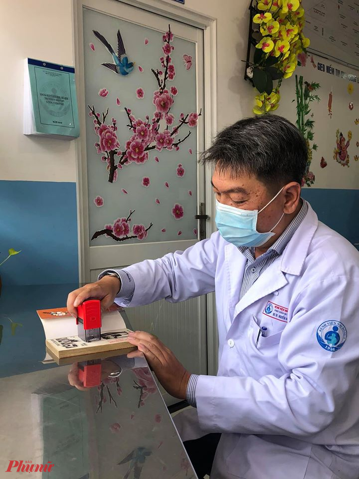 Bác sĩ Nguyễn Anh Tuấn đóng mộc quyền sở hữu sách của khoa Nội Tổng quát 2