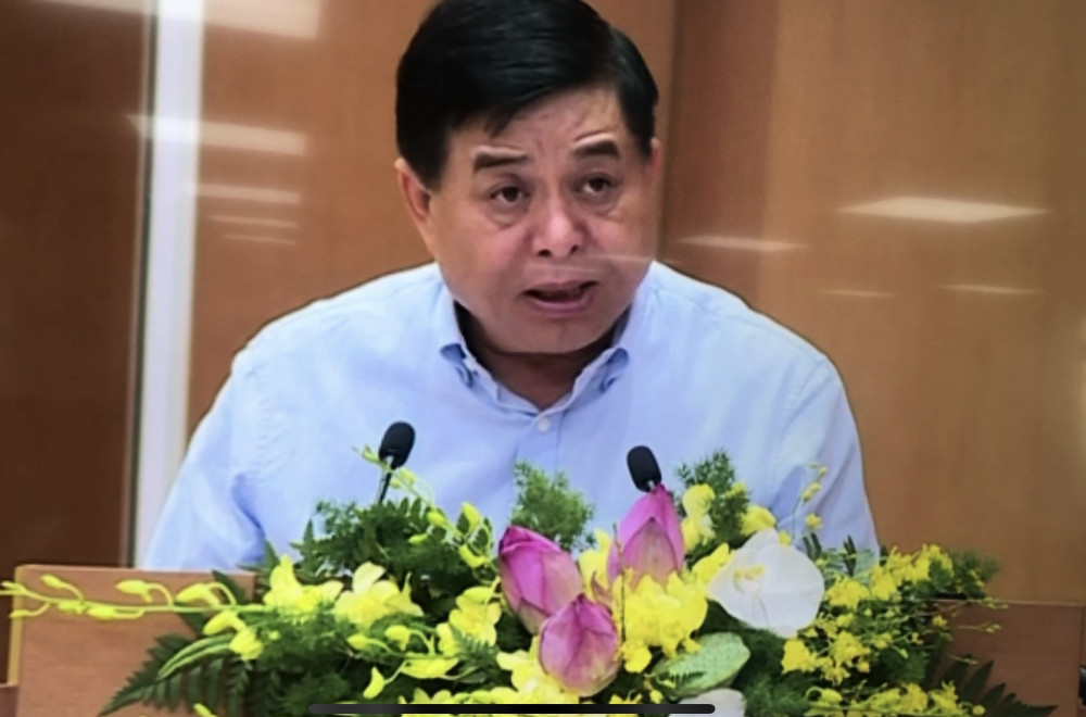 Bộ trưởng Bộ Kế hoạch và đầu tư Nguyễn Chí Dũng báo cáo về tình hình kinh tế - xã hội tháng 6 và 6 tháng đầu năm 2020 tại phiên họp trực tuyến Chính phủ sáng 2/7. Ảnh: Quốc Ngọc