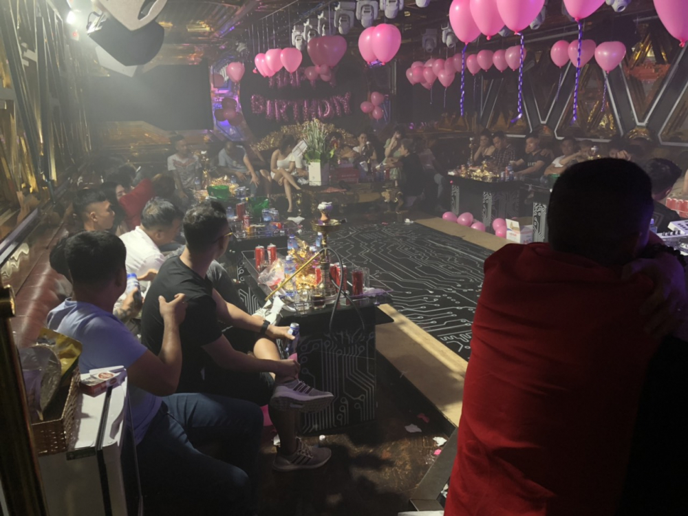 Rất nhiều người tụ tập hát karaoke và sử dụng ma túy trong quán karaoke