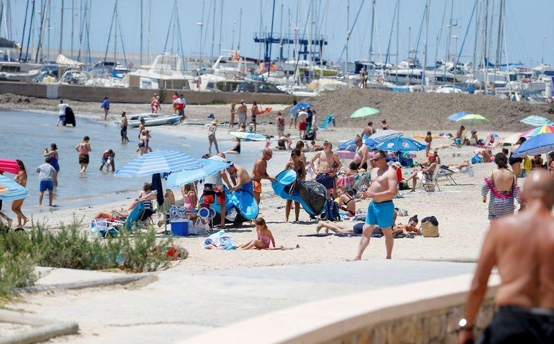 Dân Anh đổ về các bãi biển khi chính phủ chấm dứt kiểm dịch đối với hơn 50 quốc gia - Ảnh: Reuters
