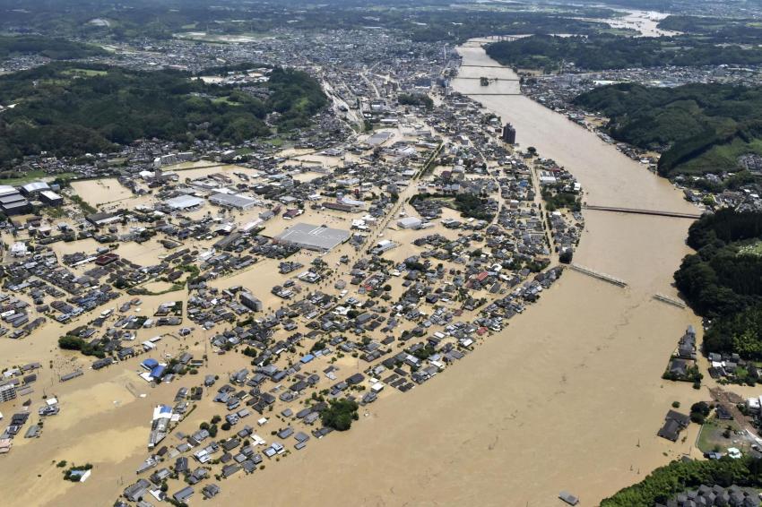 Hình ảnh cho thấy những ngôi nhà bị ngập lụt ở Hitoyoshi, tỉnh Kumamoto, sau khi sông Kuma tràn bờ sau cơn mưa xối xả vào thứ bảy 4/7. (Ảnh: Kyodo)