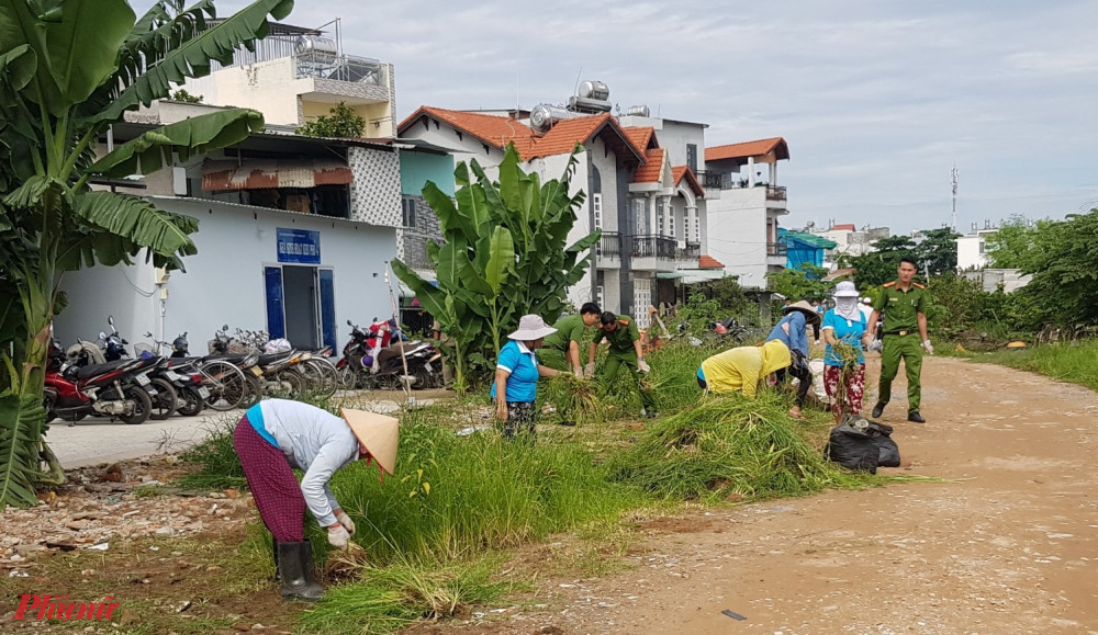 Hội viên phụ nữ, các đơn vị và người dân cùng ra quân tổng vệ sinh các tuyến đường 