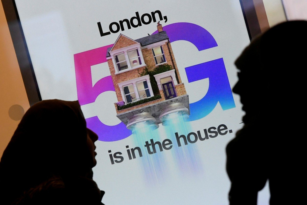 Quảng cáo mạng dữ liệu 5G tại một cửa hàng điện thoại di động ở London (Anh) - Ảnh: Reuters